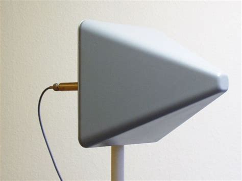 Stlp Ghz Stacked Log Periodic Antenna