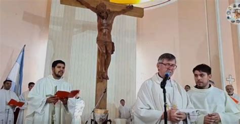 Emoci N El Obispo Orden A Un Nuevo Sacerdote En La Catedral Nuestra