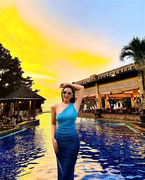 Chọn bikini cut out cực cháy đi biển như nữ diễn viên đại gia Lã Thanh Huyền