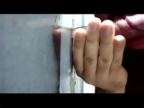 Mamando a través del Glory Hole XVIDEOS