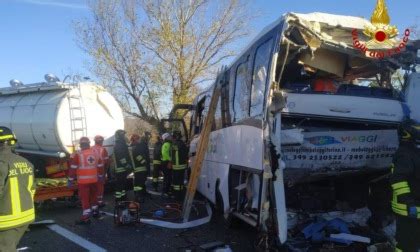 Le Foto Dello Schianto In A Tra Camion Un Pullman E Un Auto