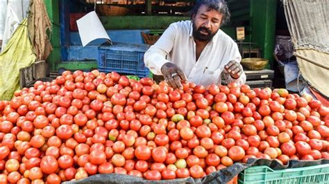 Tomato In Mumbai Rs 72 A Kilo In Calcutta Its Rs 82