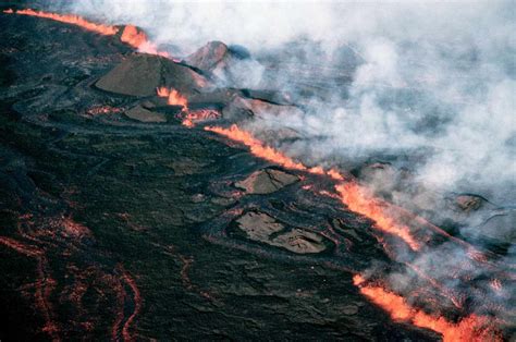 Mauna Loa Worlds Largest Active Volcano Erupts In Hawaii — Elliott Mag