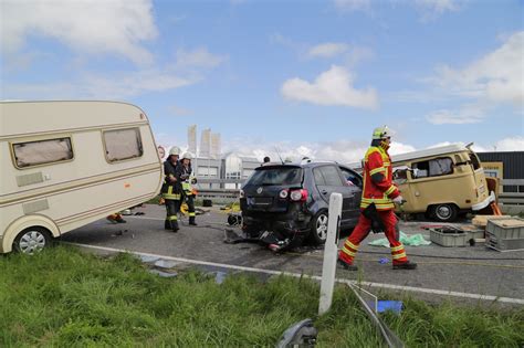 B30 Oberessendorf Frontalzusammenstoss Zwei Urlauberfamilien