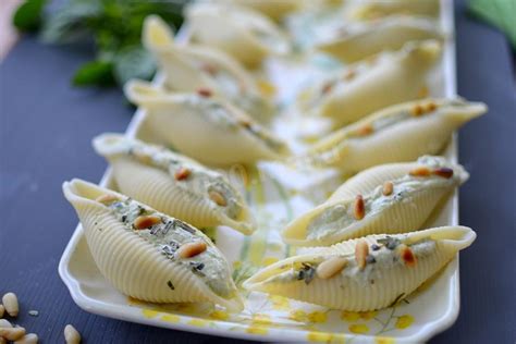 Конкильони - макароны ракушки фаршированные рикоттой с песто рецепт с ...