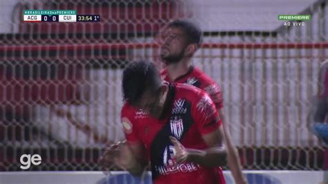 Aos 34 min do 1º tempo finalização errada de Igor Cariús do Atlético