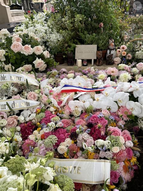 Photo Exclusif Tombe De Kate Barry Recouverte Des Fleurs Des