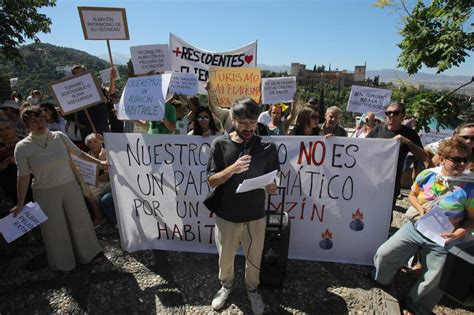 Un Centenar De Personas Protestan En El Albaic N De Granada Por La