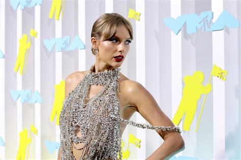 Taylor Swift Dazzles In Stunning Crystal Minidress At 2022 Mtv Vmas