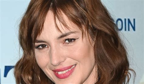 Sexy et élégante Louise Bourgoin se dévoile en scandaleuse naked dress et sidère les