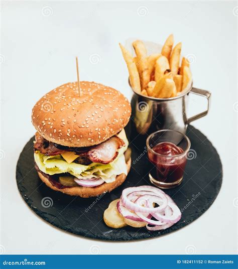 Bacon Burger De Boeuf Et Des Frites Photo Stock Image Du Lard