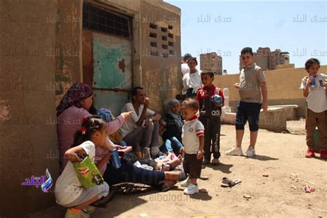 بالورود والطعام زيارة المقابر عادة يحرص عليها المصريون في العيد صور