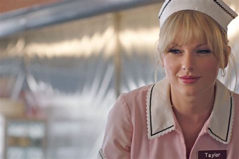 Taylor Swift Stars as Waitress, Bartender in Capital One Commercial