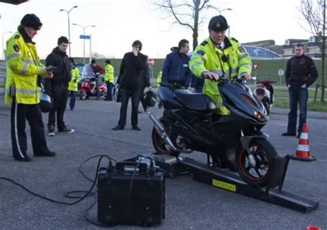 Scooter Rijden Zonder Rijbewijs Opvoeren Scooter Boetes Anno 2024