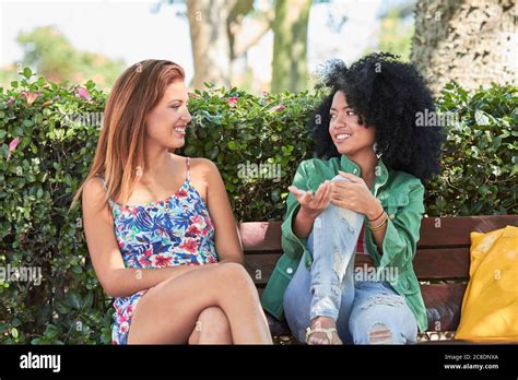 Des Gens Qui Parlent Sur Le Banc Banque De Photographies Et Dimages à