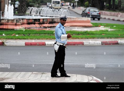 Agent De Police La Police De La Circulation Du Centre Ville Le Maroc