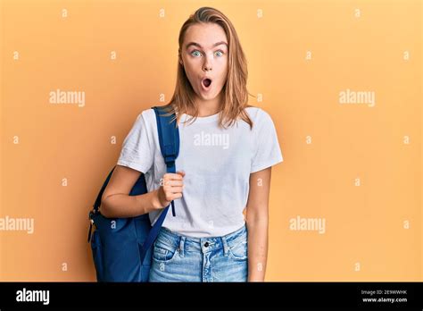 Sch Ne Blonde Frau Tr Gt Student Rucksack Erschrocken Und Erstaunt Mit Offenem Mund F R