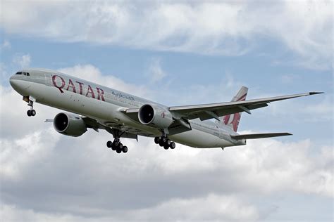 Qatar Airways Boeing Dz A Bah Landing Runway L Hea Flickr