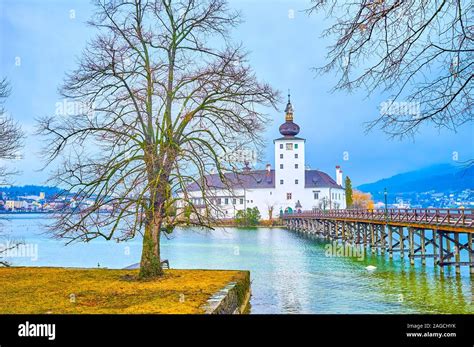 schöne mittelalterliche Schloss Schloss Ort befindet sich auf der