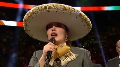 Camila Fernández se equivoca en el Himno Nacional Mexicano previo a