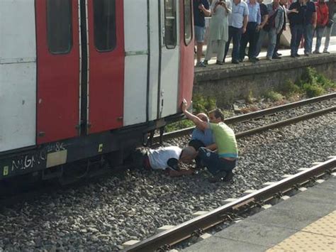 Si Butta Sotto Un Treno Salvato CorrieredelMezzogiorno It