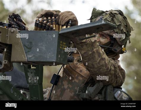 Un Soldado De Las Fuerzas Armadas De Letonia Participa En Entrenamiento