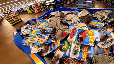 Hot Wheels Hunting At Walmart Pegs And Bins Pallet Raid Youtube