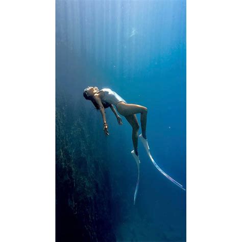 Swimsuit Lặn Biển Bikini 1 mảnh lặn biển phản sáng dày 2mm khoét lưng ảnh thật Shopee Việt Nam