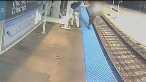 Chicago Suspect Wanted After Victim Shoved Onto Cta Rail Tracks Fox