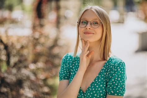 Portrait De Femme Blonde Dans La Rue Photo Gratuite