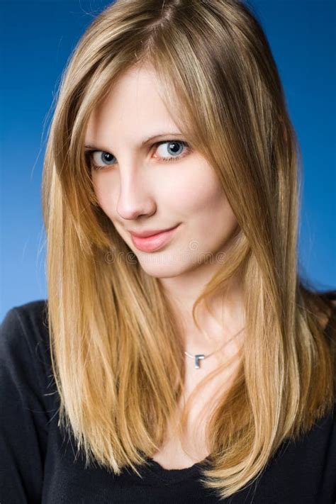 Attraktive Junge Blonde Frau Stockbild Bild Von Weiblich Dunkel