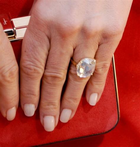 Jennifer Aniston's engagement ring from Justin Theroux is so massive ...