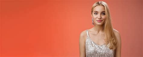 Taille Amicale Charmante L Gante Fille Blonde Coiffure Longue En Robe Argent E L Gante