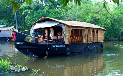 Top Kumarakom Houseboats For Luxury Stay On Backwaters