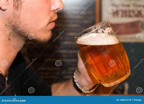 Cerveja Bebendo Do Homem Foto De Stock Imagem De Lazer