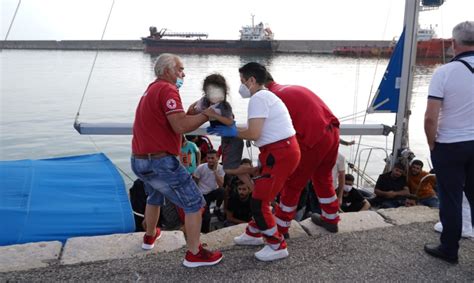 Ennesimo Sbarco A Crotone Sono 65 I Migranti Arrivati Sulla Spiaggia