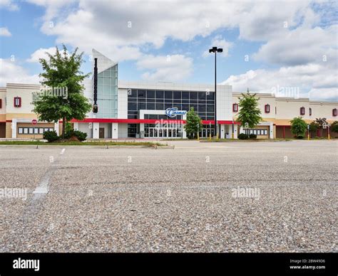 Empty parking lot of movie theater hi-res stock photography and images ...