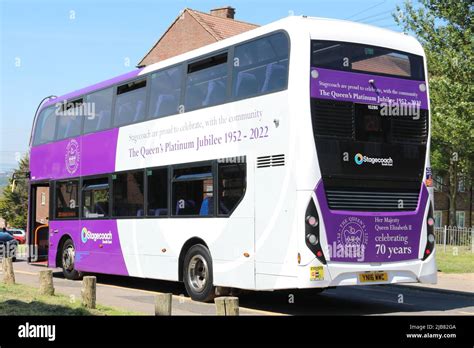 UN DOUBLE PONT SCANIA ADL ENVIRO 400 MMC BUS DE STAGECOACH DANS UNE