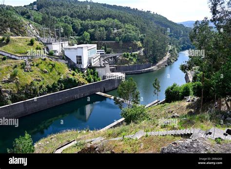 Production d énergie hydroélectrique avec barrage et centrale à turbine