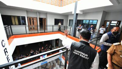 Resmikan Creative Center Sumedang Ridwan Kamil Beli Lukisan Diri Dan