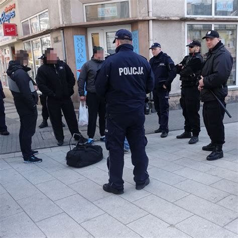 Świnoujście iswinoujscie pl Akcja policji w centrum miasta Grupa