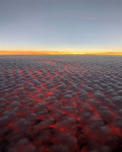 Coucher De Soleil Vu Au Dessus Des Nuages Depuis Un Avion Magique