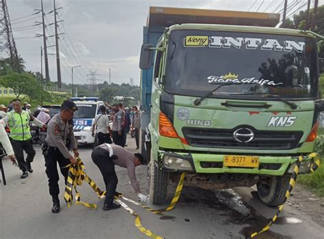 Pemotor Gagal Nyalip Tewas Usai Terlindas Dump Truk Okezone Megapolitan