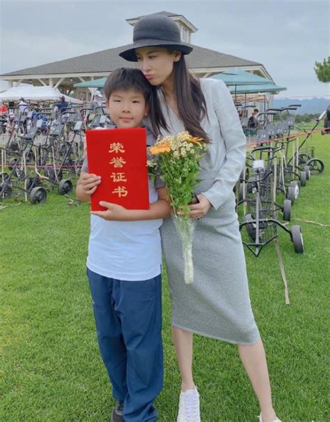 楊子夫婦拍婚紗照被偶遇，結婚14年未辦婚禮，黃聖依曾透露會補辦 每日頭條