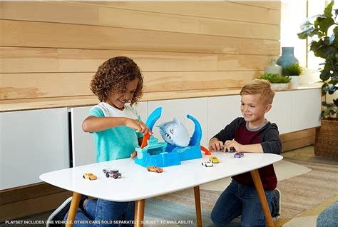 Hot Wheels Robo Shark Frenzy Oyun Seti ve 1 64 Ölçekte Renk Değiştiren Araba Sıcak ve Buzlu