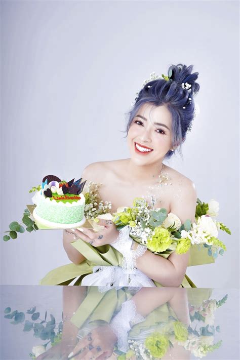 Hot tiktoker Linh Barbie bắt trend biến em thành bó hoa