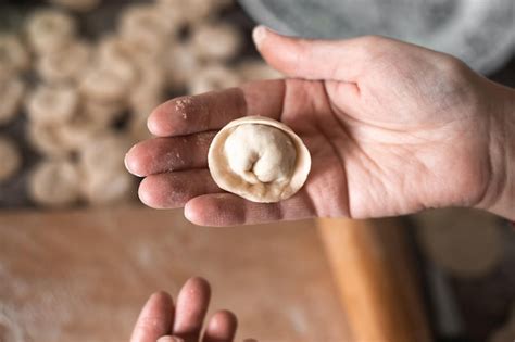 En La Mano De La Mujer Hay Una Bola De Masa Moldeada Con Relleno De