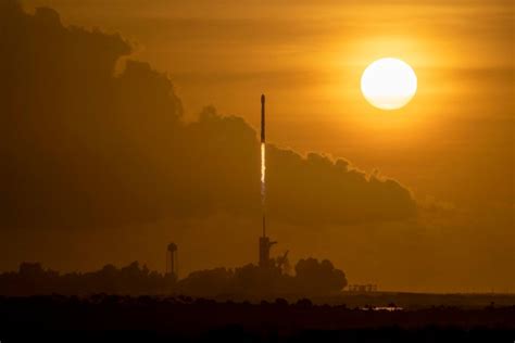 Spacexs Record Setting Rocket Booster Lost At Sea Digital Trends