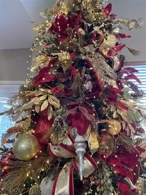 Pin By Emiliano Diaz On Arboles Hermosos Red And Gold Christmas Tree