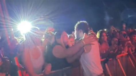 Sebastián Yatra le roba un beso a una fan durante su concierto en